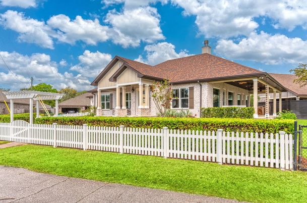 Backyard, Exterior, Facade, Ranch
