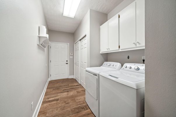 Interior, Washer, Wood Texture Flooring