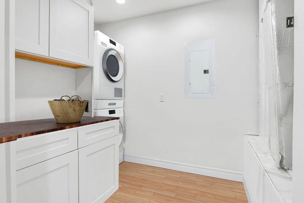 Interior, Recessed Lighting, Washer, Wood Texture Flooring