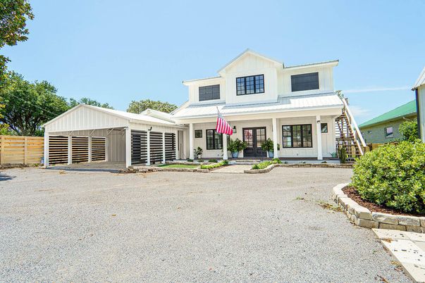 Exterior, Facade, Farmhouse