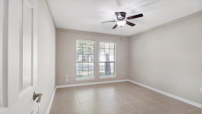 Empty room, Interior