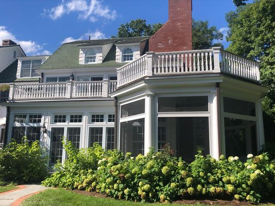 Exterior, Facade, Queen Anne Victorian