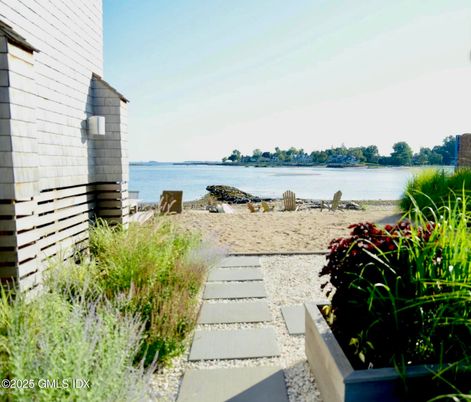 Exterior, Lake