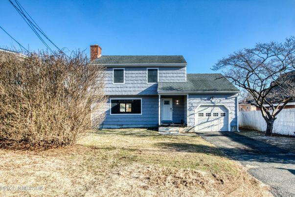 Attached, Exterior, Facade, Cape Cod