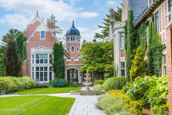 Exterior, Facade, Brick Facade, Queen Anne Victorian