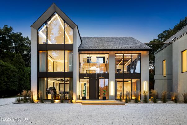 Exterior, Facade, Modern
