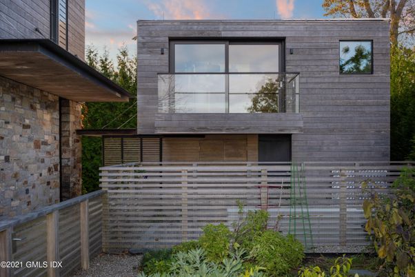Exterior, Facade, Modern