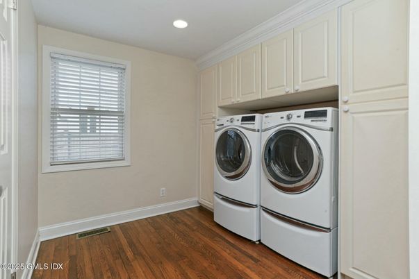 Interior, Recessed Lighting, Washer, Wood Texture Flooring