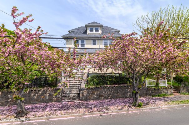 Exterior, Facade, American Foursquare