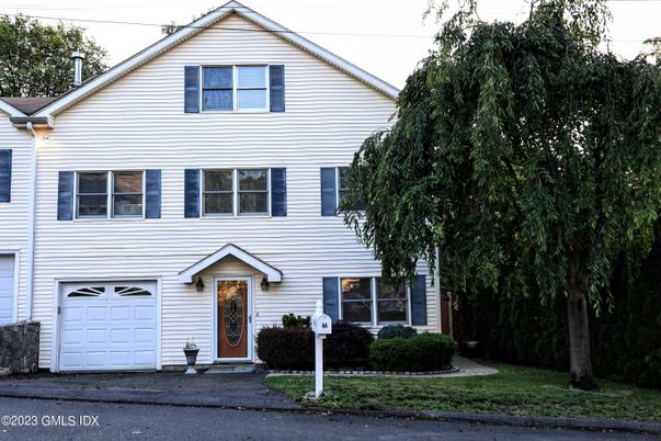 Attached, Exterior, Facade, Queen Anne Victorian