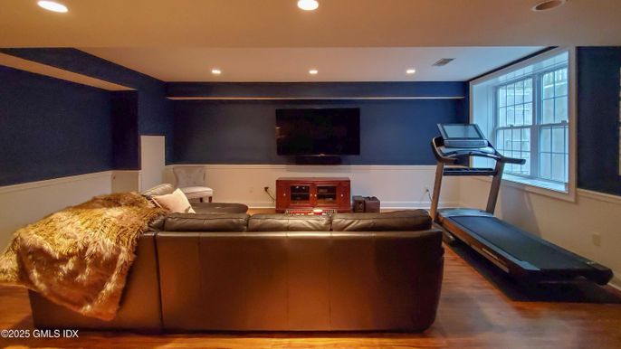 Fitness Equipment, Interior, Living room, Recessed Lighting, Wood Texture Flooring