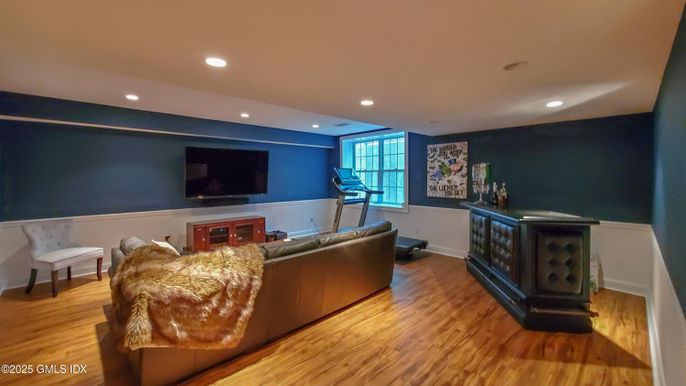 Fitness Equipment, Interior, Living room, Recessed Lighting, Wood Texture Flooring