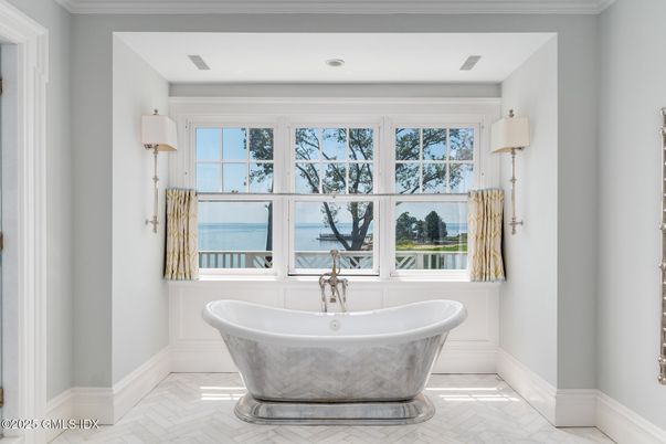Bathroom, Free Standing Baths, Interior, Recessed Lighting, Water