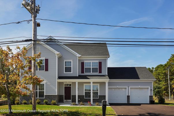 Attached, Exterior, Facade, Farmhouse