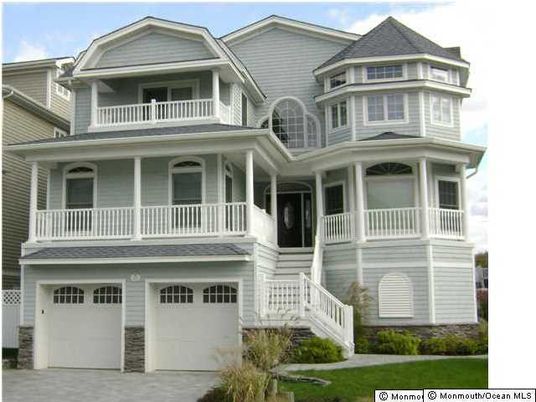 Attached, Exterior, Facade, Queen Anne Victorian