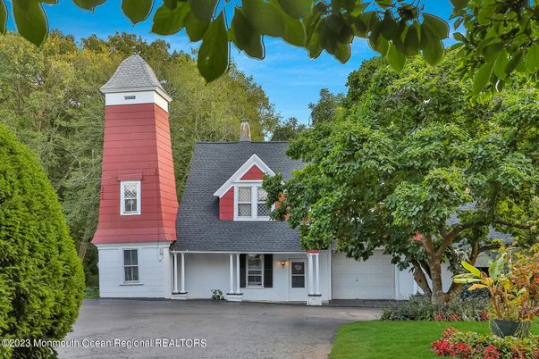 Attached, Exterior, Facade, Cape Cod
