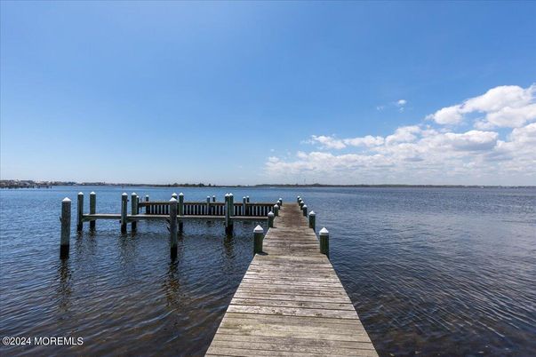 Exterior, Lake