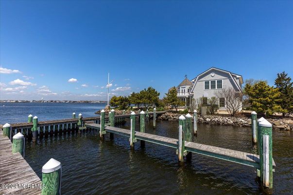 Exterior, Lake