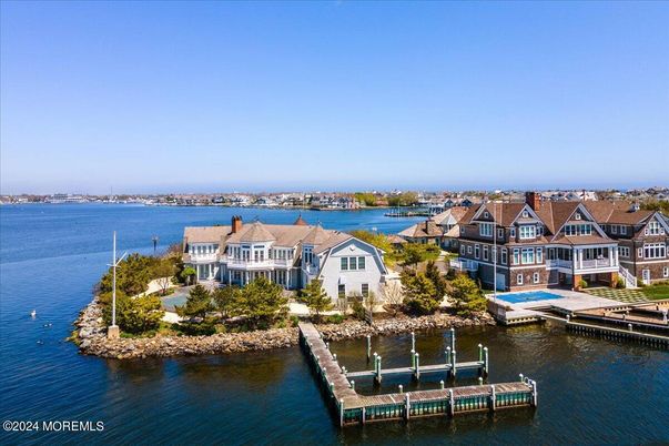 Exterior, Lake