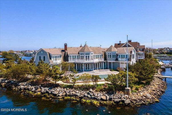 Exterior, Lake
