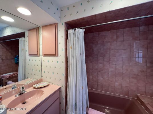Bathroom, Interior, Recessed Lighting