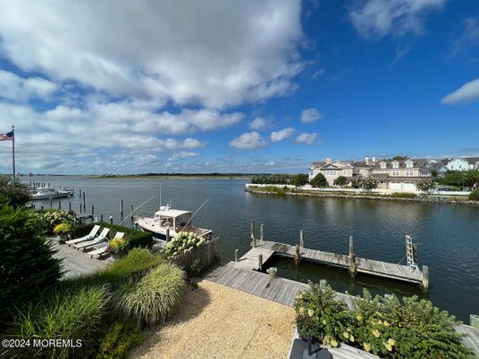 Exterior, Lake