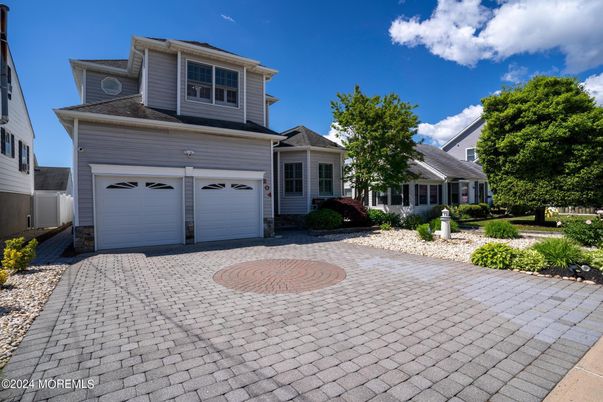 Attached, Exterior, Facade, American Craftsman