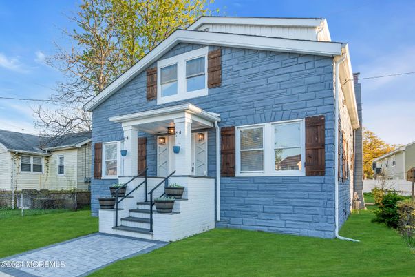 Exterior, Facade, Queen Anne Victorian