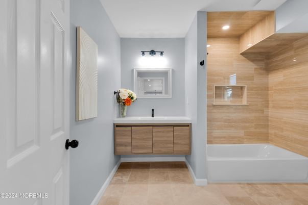 Bathroom, Dual Sink Vanities, Interior, Recessed Lighting