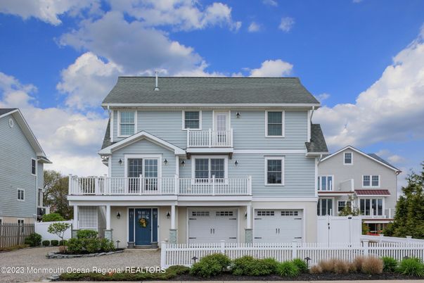Attached, Exterior, Facade, Queen Anne Victorian