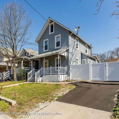 Exterior, Facade, Queen Anne Victorian