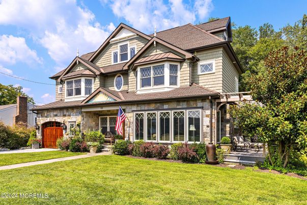 Attached, Exterior, Facade, Queen Anne Victorian