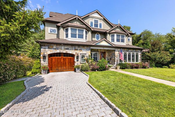 Attached, Exterior, Facade, Queen Anne Victorian