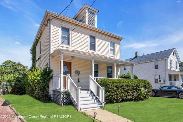 Exterior, Facade, American Foursquare