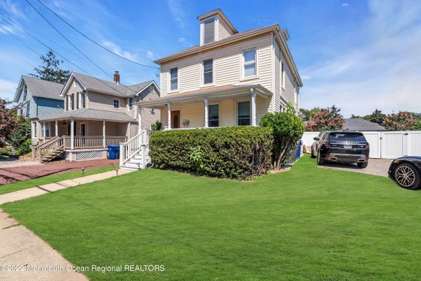 Exterior, Facade, Queen Anne Victorian
