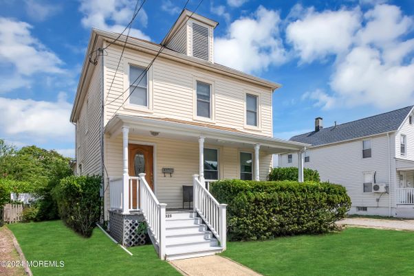 Exterior, Facade, American Foursquare