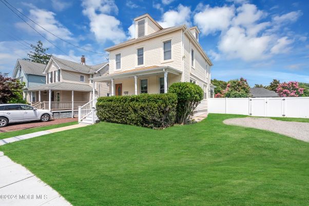 Backyard, Exterior, Facade, Queen Anne Victorian