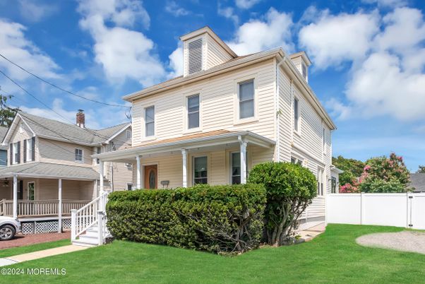 Exterior, Facade, American Foursquare