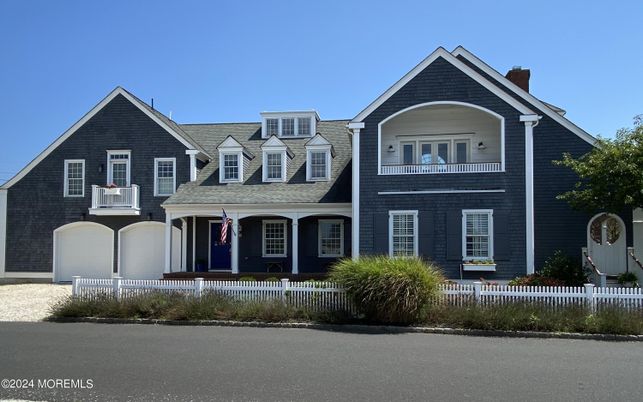 Exterior, Facade, Queen Anne Victorian