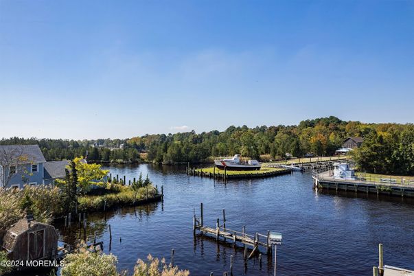 Exterior, Lake