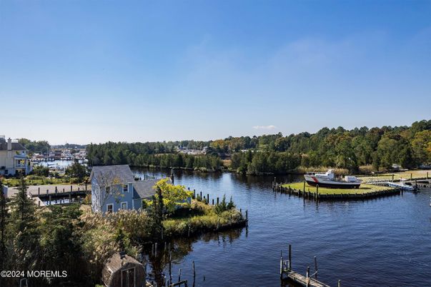 Exterior, Lake