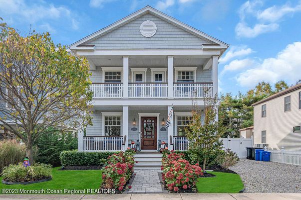 Exterior, Facade, Queen Anne Victorian
