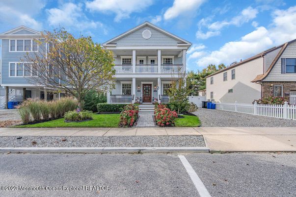 Exterior, Facade, Queen Anne Victorian