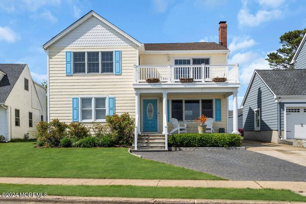 Attached, Exterior, Facade, Queen Anne Victorian