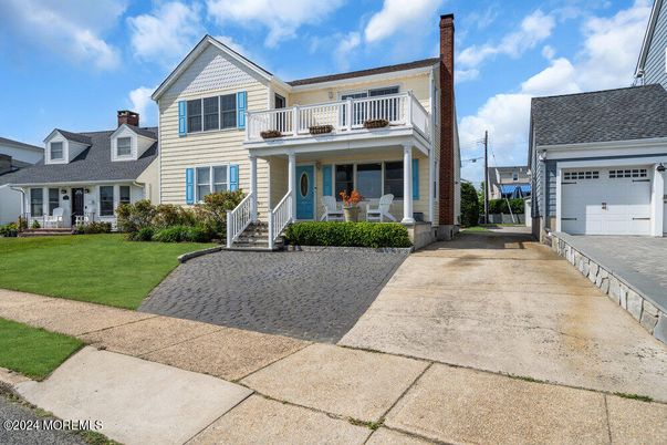 Attached, Exterior, Facade, Farmhouse