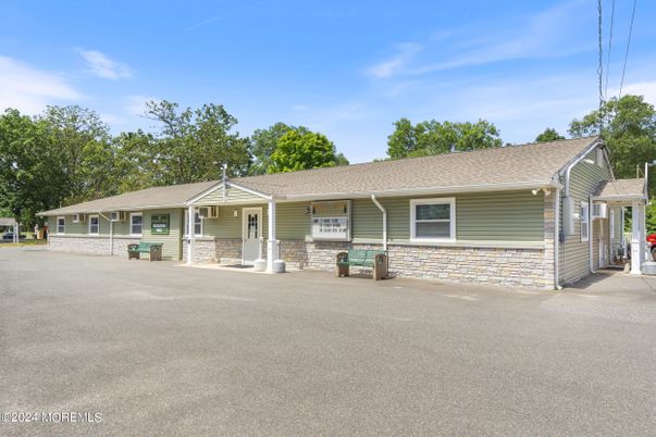 Exterior, Facade, Ranch