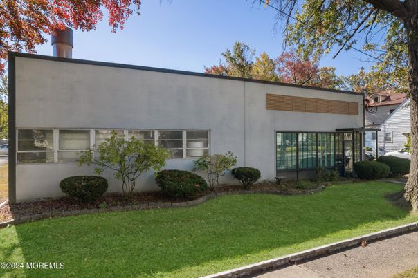 Exterior, Facade, Modern