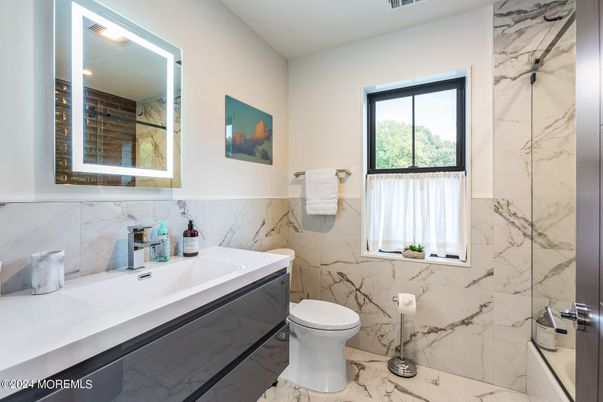 Bathroom, Interior, Marble, Marble Walls, Recessed Lighting