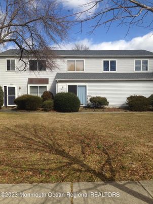 Exterior, Facade, Raised Ranch