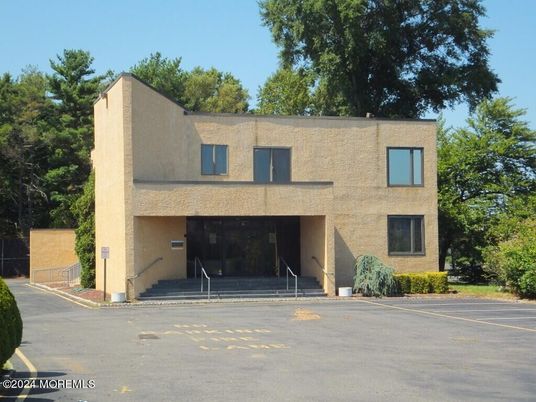 Exterior, Facade, Modern